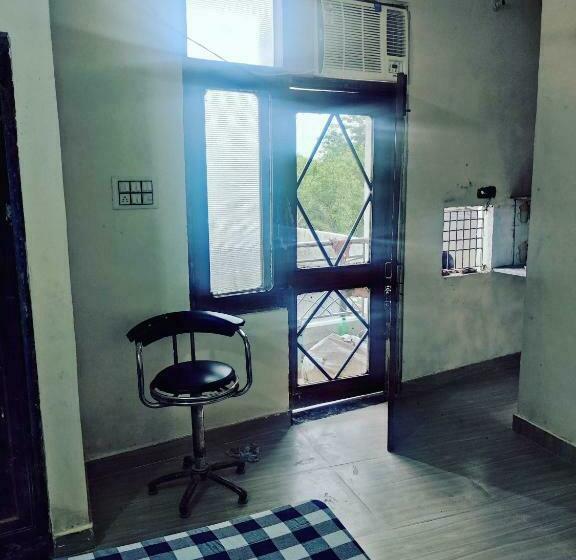 호텔 Oyo 92111 Helooeesh Rooms