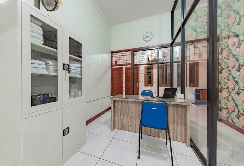 Urbanview Hotel Sunday Cirebon By Reddoorz