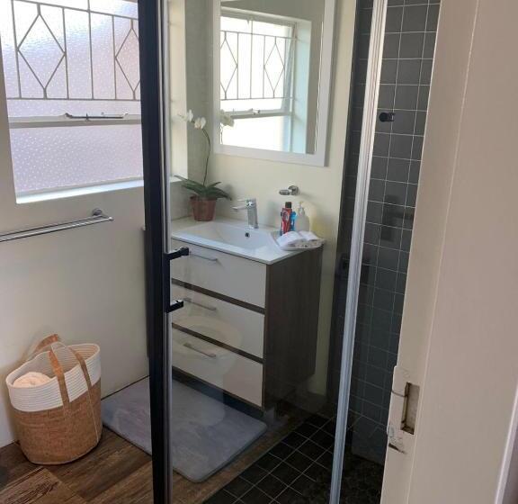 פנסיון 28 At Van Den Bos International Guesthouse