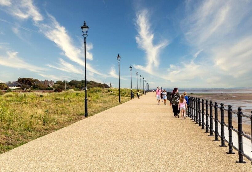 Remarkable 1 Bed Apartment In Lytham Saint Annes