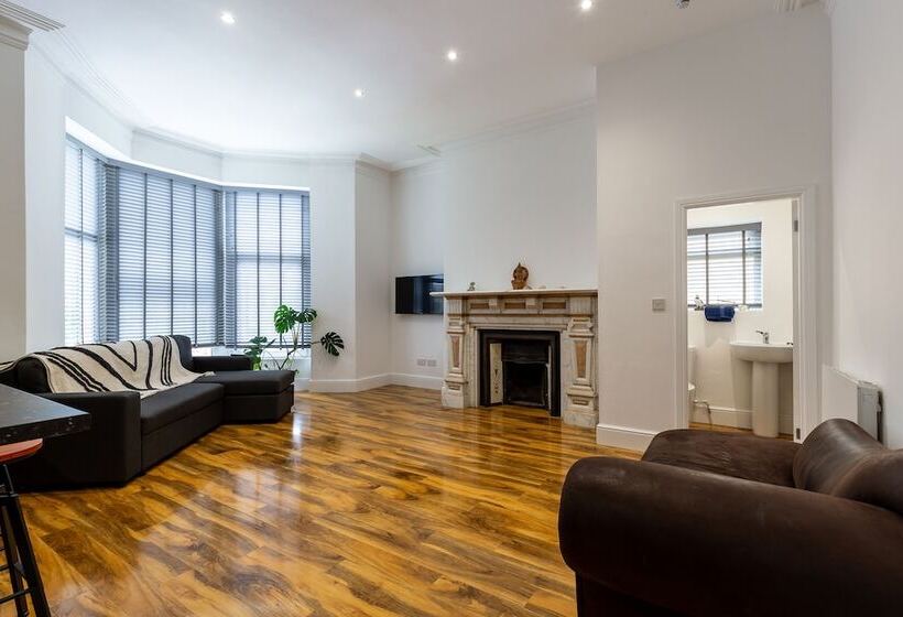 Remarkable 1 Bed Apartment In Lytham Saint Annes