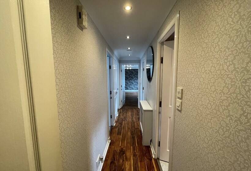 Beautiful 2 Bed Apartment In Renfrew