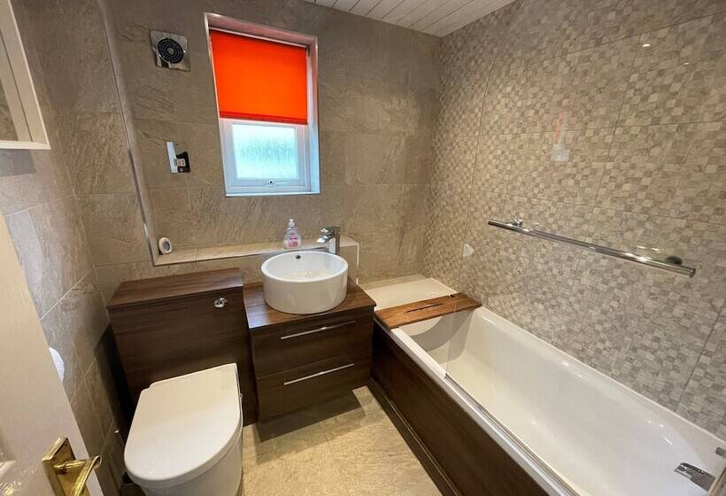 Beautiful 2 Bed Apartment In Renfrew