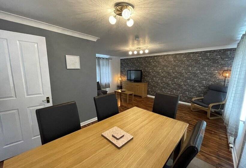 Beautiful 2 Bed Apartment In Renfrew