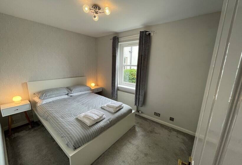 Beautiful 2 Bed Apartment In Renfrew