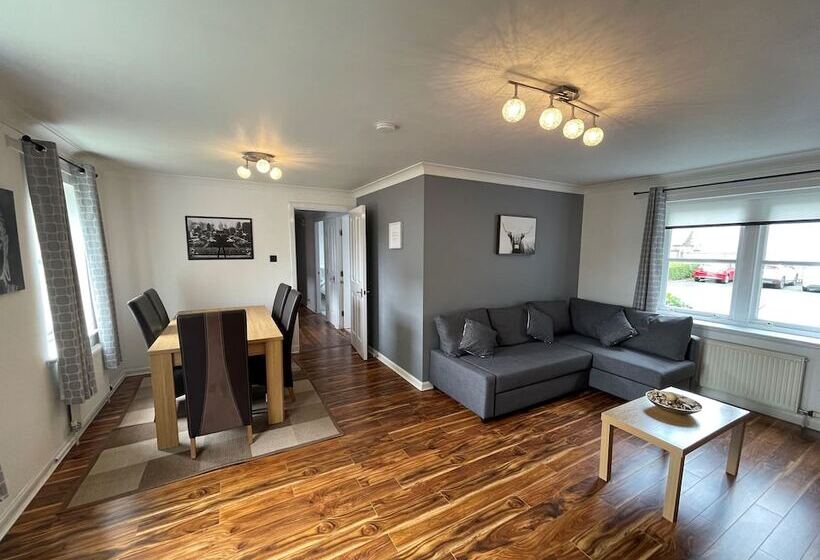 Beautiful 2 Bed Apartment In Renfrew