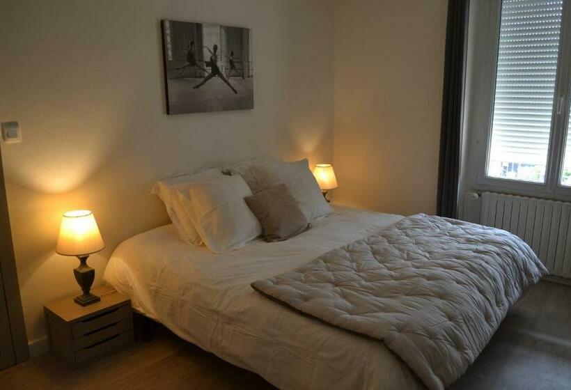 Bed and Breakfast La Clastille   35mn Du Puy Du F, 20mn De Cholet, 30mn D Angers