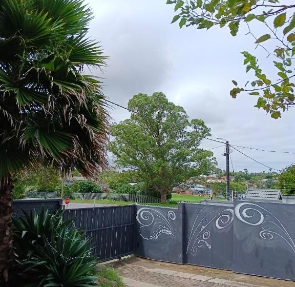 پانسیون 33 On Smuts Selborne