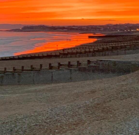 פנסיון Stunning Super King, Close To Beach, Shared Bathroom