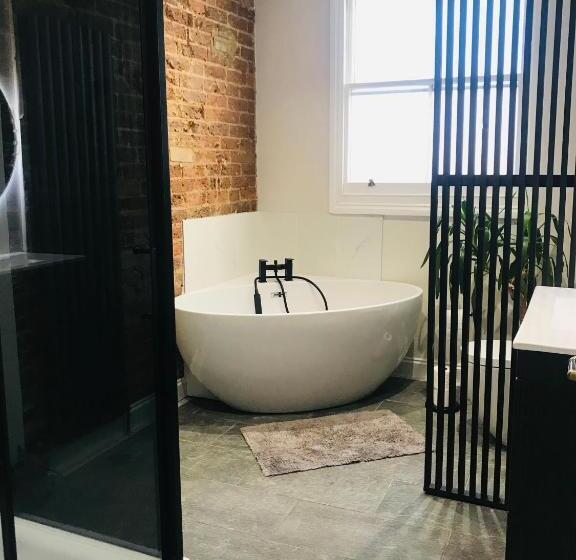 פנסיון Stunning Super King, Close To Beach, Shared Bathroom