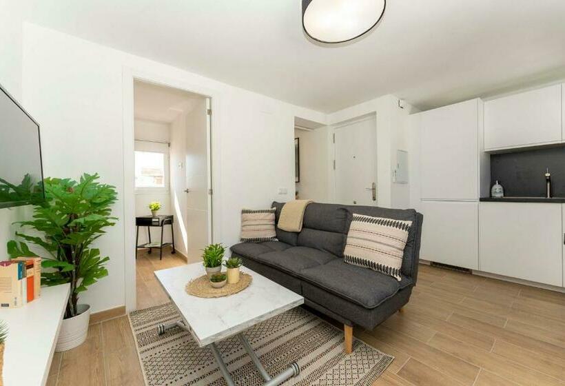 Apartamento 2 Dormitorios Cerca De La Playa En Casco Historico