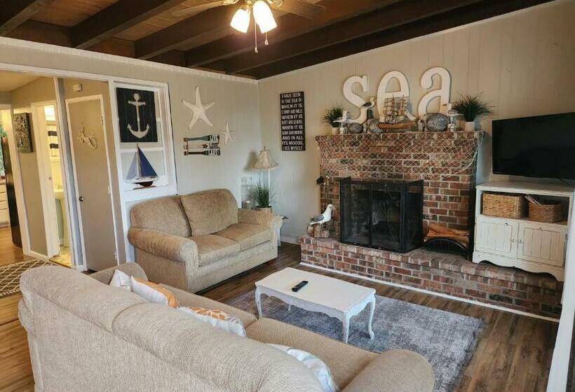 Home Near The Lake With Beautiful Wood Burning Fireplace