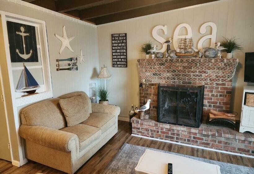 Home Near The Lake With Beautiful Wood Burning Fireplace