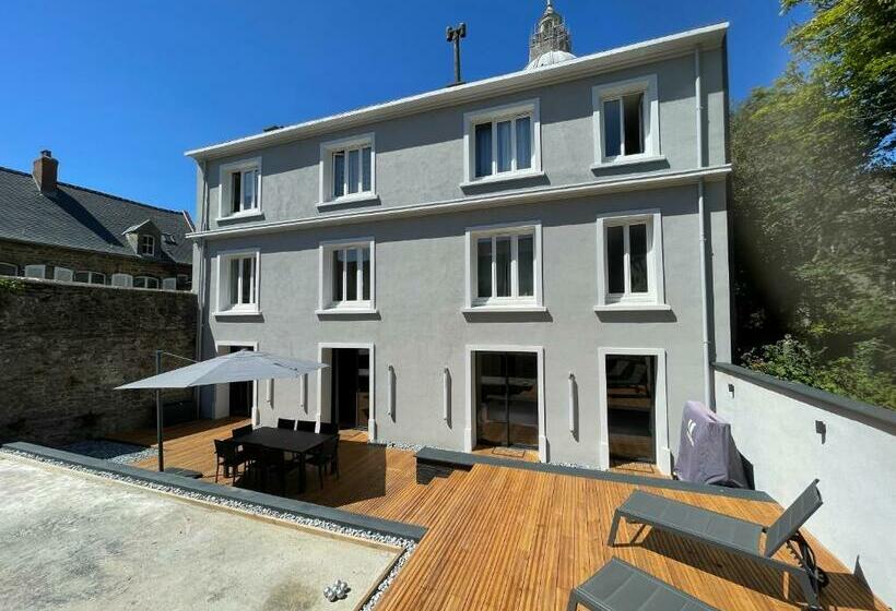 L Imprévue, 12 Personnes Dans La Vieille Ville !