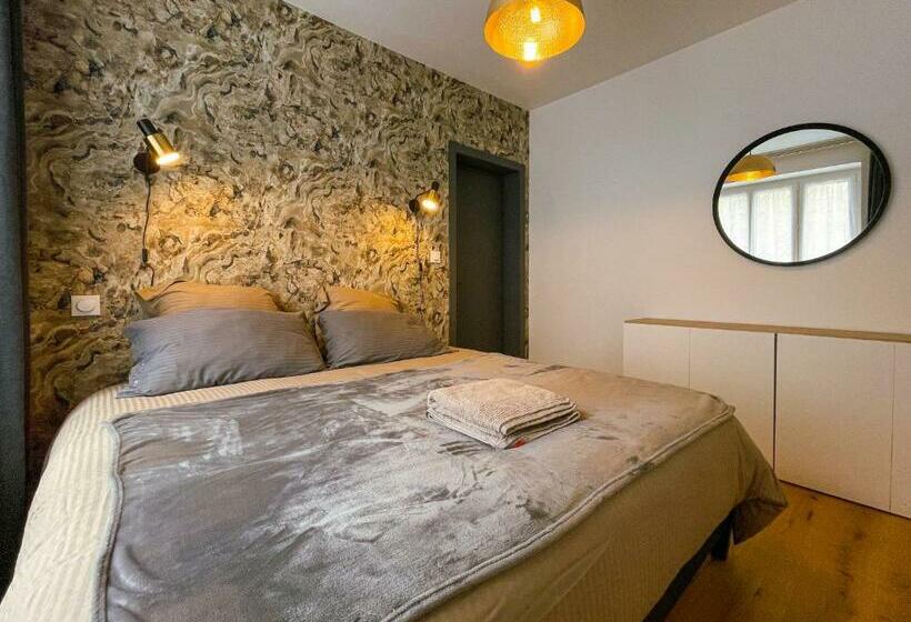 L Imprévue, 12 Personnes Dans La Vieille Ville !