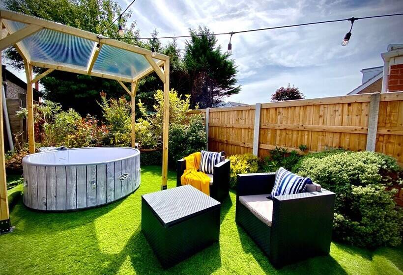 Remarkable 3 Bed Hot Tub House In Blackpool