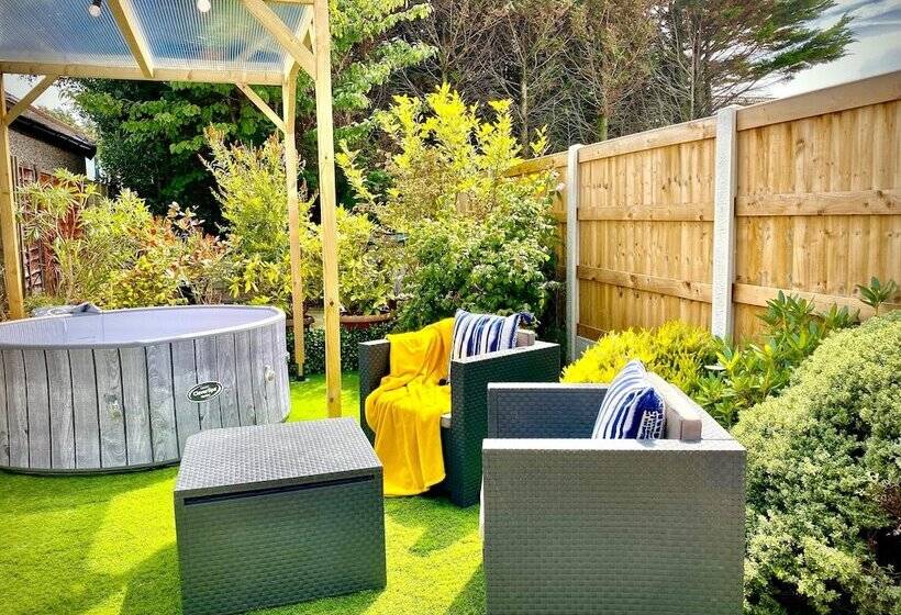 Remarkable 3 Bed Hot Tub House In Blackpool