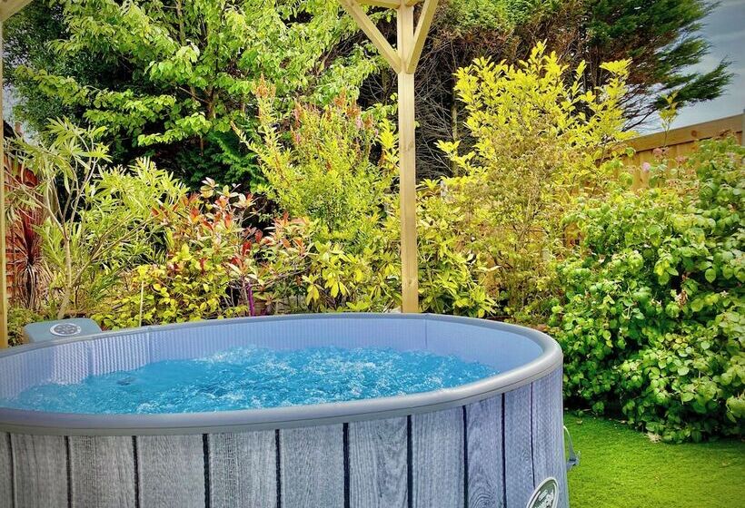 Remarkable 3 Bed Hot Tub House In Blackpool