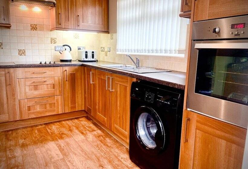 Remarkable 3 Bed Hot Tub House In Blackpool