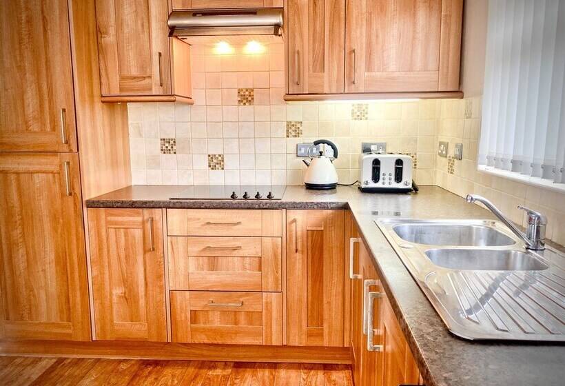 Remarkable 3 Bed Hot Tub House In Blackpool