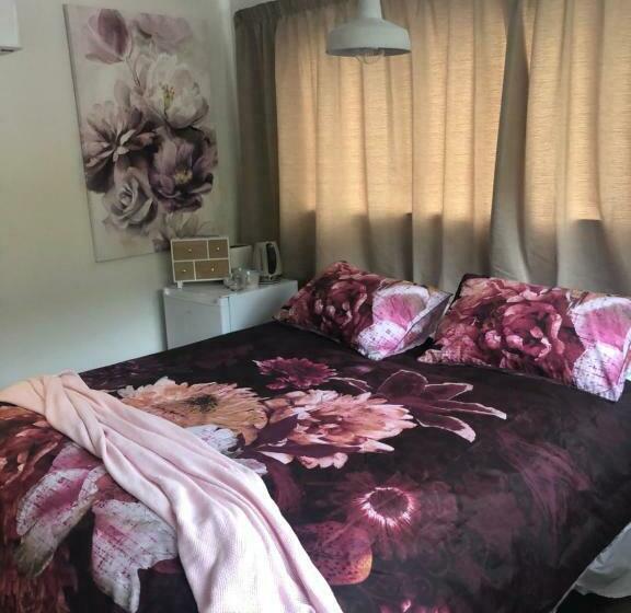 تختخواب و صبحانه Almost Heaven Bnb