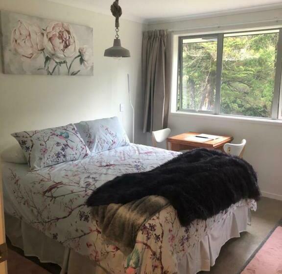 تختخواب و صبحانه Almost Heaven Bnb