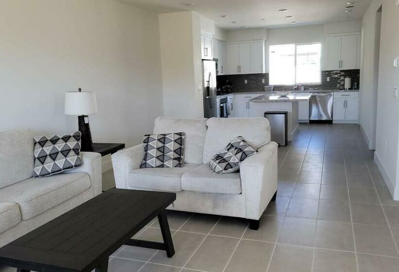 Chic 3 Level Large Kitchen Close To 5 Golf Courses