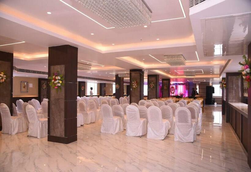 فندق Ekta International !! 300 Mts From Baba Baidyanath Dham Temple !!