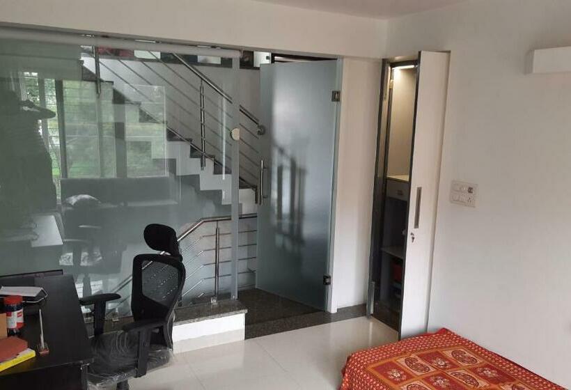 Пансион Krishna Aashray Pg Space For Boys