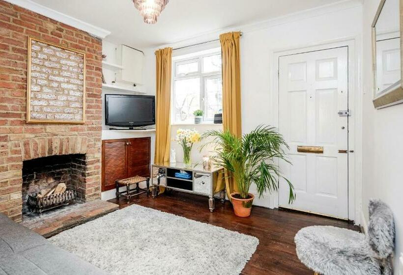 Stylish Tranquil Victorian Semi Garden Central