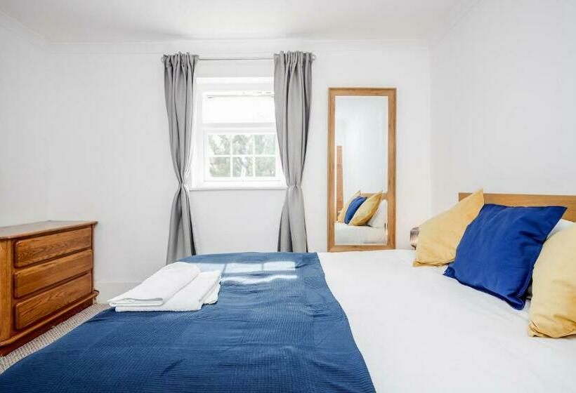 Stylish Tranquil Victorian Semi Garden Central