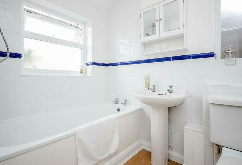 Stylish Tranquil Victorian Semi Garden Central