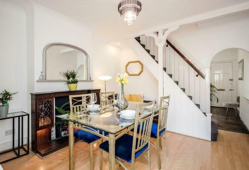 Stylish Tranquil Victorian Semi Garden Central