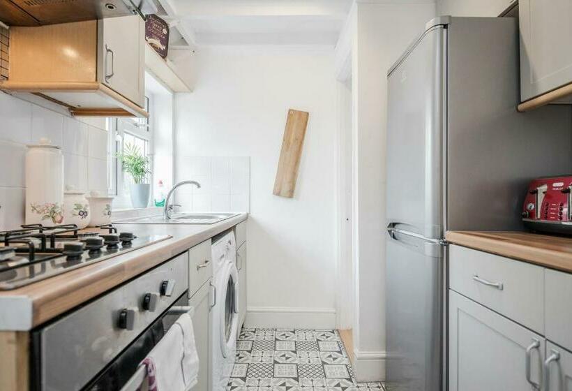 Stylish Tranquil Victorian Semi Garden Central