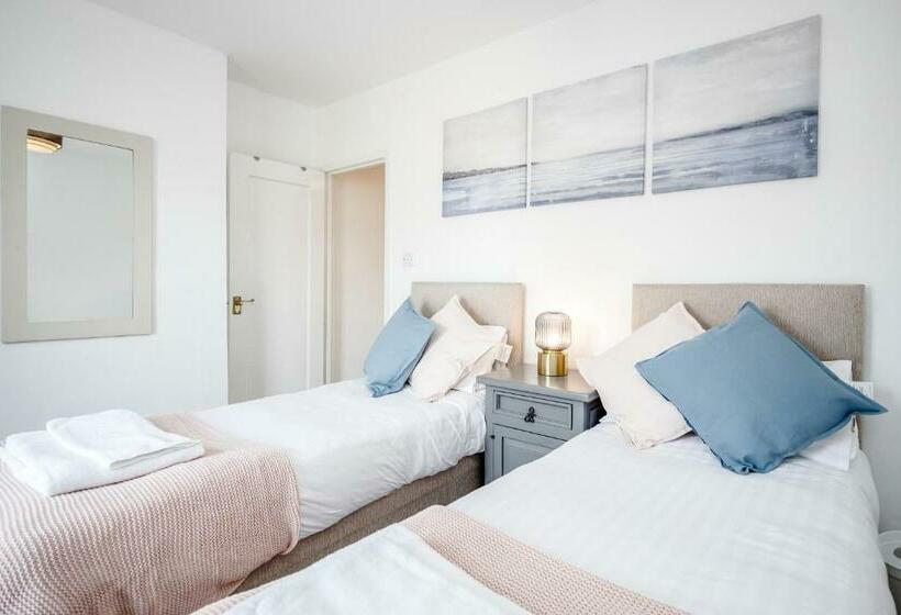 Stylish Tranquil Victorian Semi Garden Central