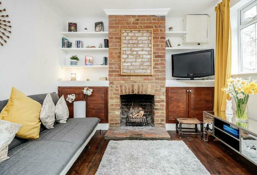 Stylish Tranquil Victorian Semi Garden Central