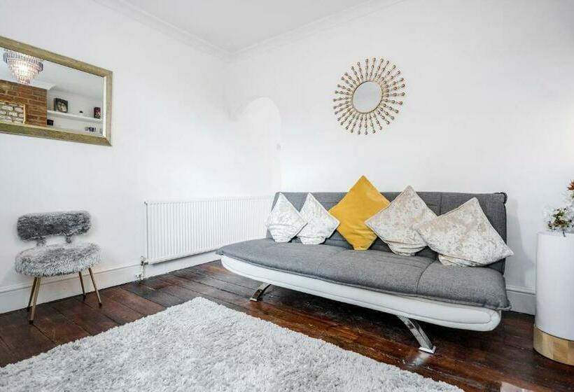 Stylish Tranquil Victorian Semi Garden Central