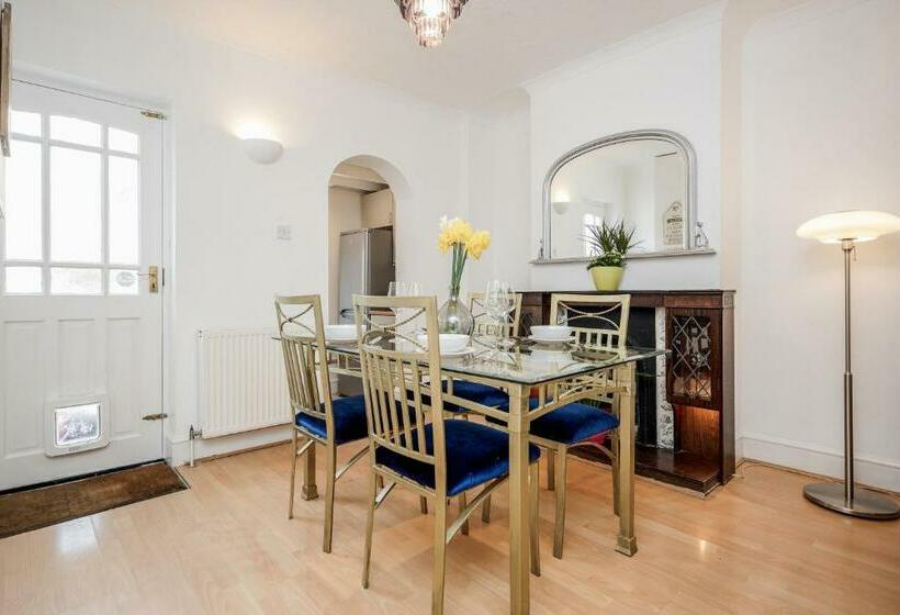 Stylish Tranquil Victorian Semi Garden Central