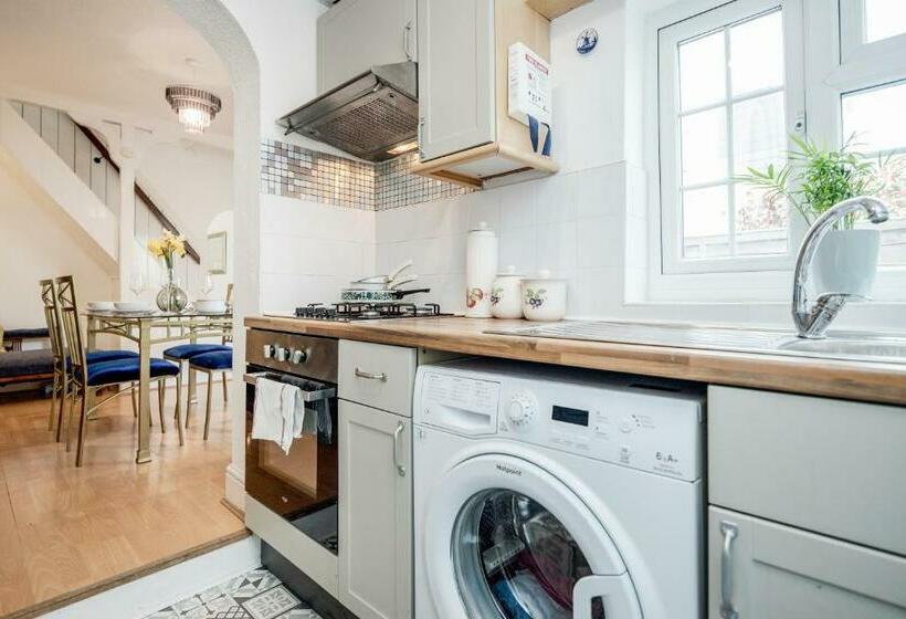 Stylish Tranquil Victorian Semi Garden Central