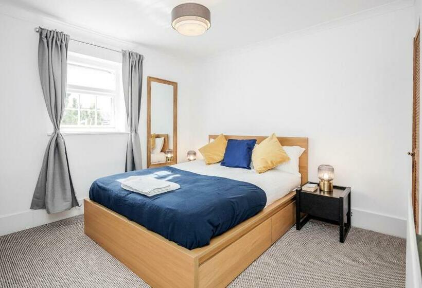 Stylish Tranquil Victorian Semi Garden Central