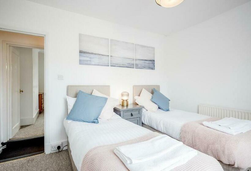 Stylish Tranquil Victorian Semi Garden Central