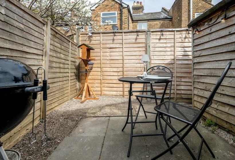 Stylish Tranquil Victorian Semi Garden Central