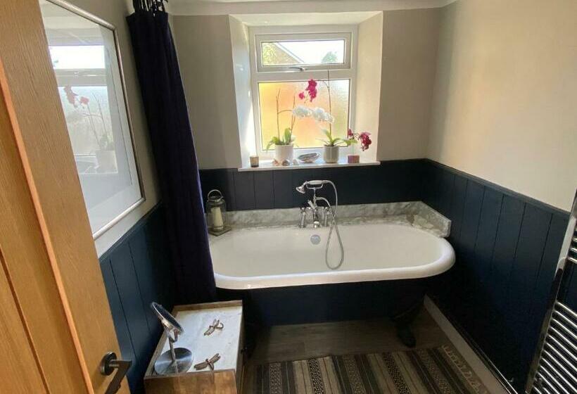 The Cottage At Churchill Farm