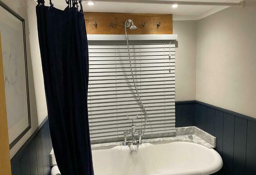 The Cottage At Churchill Farm