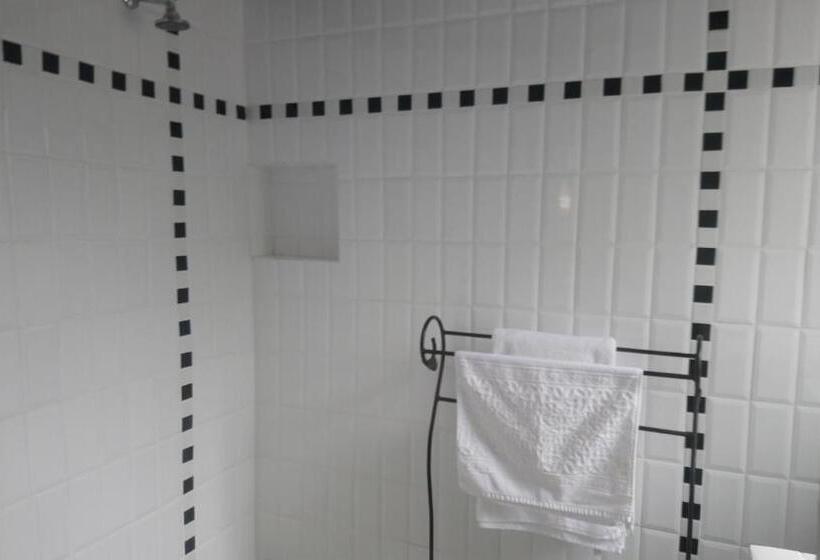 ベッドアンドブレックファースト Black Cottage