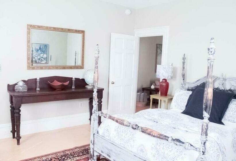 Honeysuckle Suite #1 Spacious Apartment Downtown