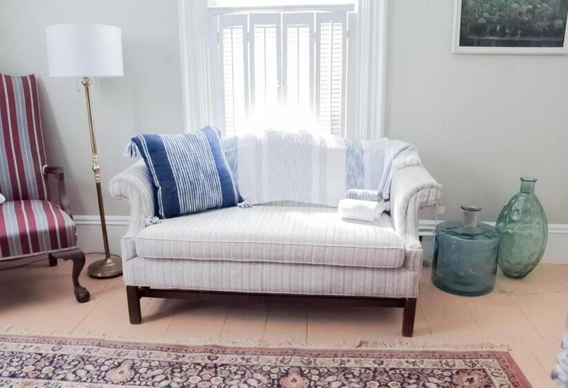 Honeysuckle Suite #1 Spacious Apartment Downtown