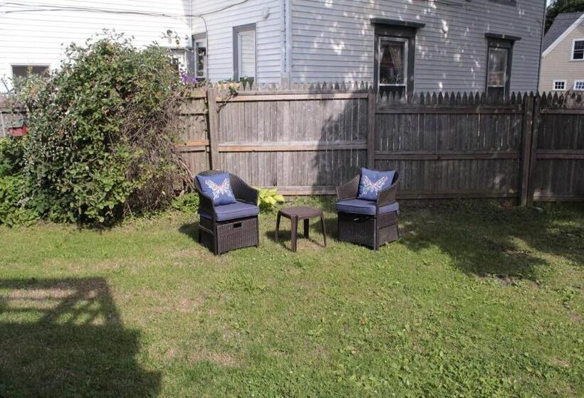 Honeysuckle Suite #1 Spacious Apartment Downtown