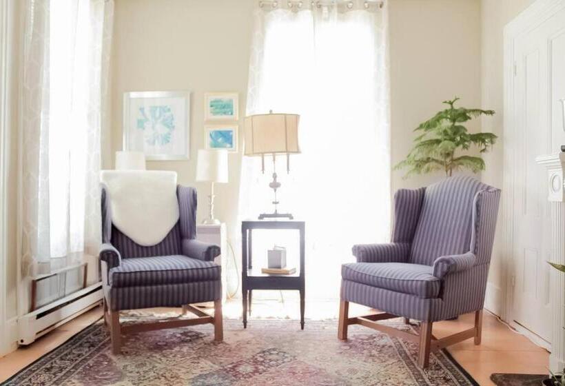 Honeysuckle Suite #1 Spacious Apartment Downtown