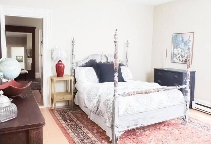 Honeysuckle Suite #1 Spacious Apartment Downtown